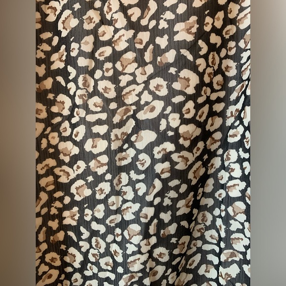 NWT V Neck Flutter Sleeve Light Weight Animal Print Top - Picture 6 of 9